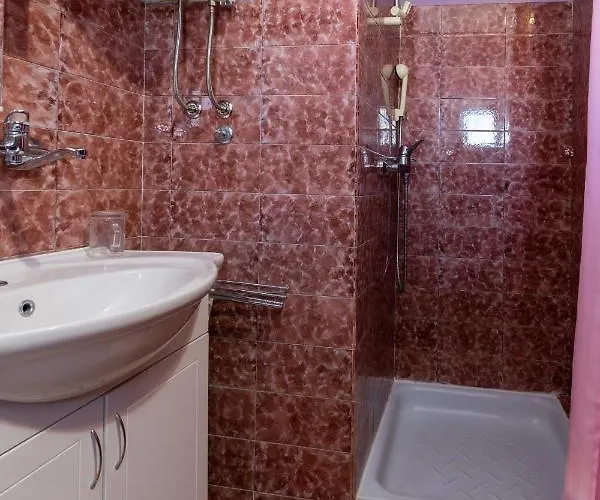 With Parking Space Kraj, Pasman - 8457 * تكون